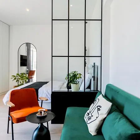 - La Διαμέρισμα *