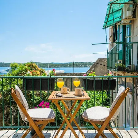 - La * Σίμπενικ