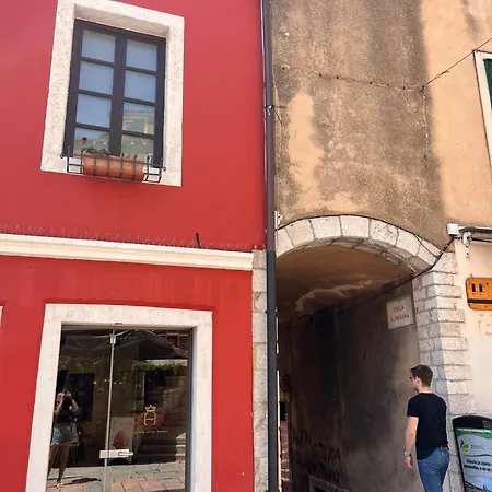 - La Διαμέρισμα Σίμπενικ